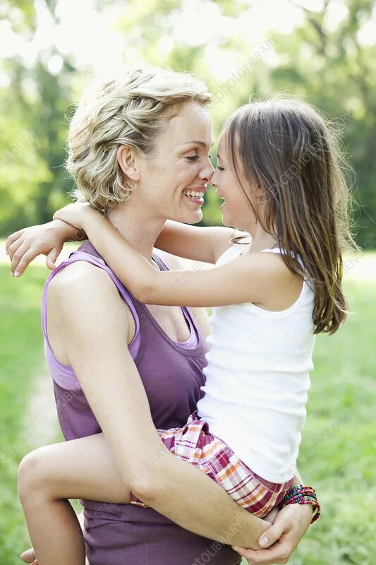 Мама целует дочку с языком. Mother licking daughter. Мама целует дочь. Mother licking daughter. Лесбийские дочки матери.