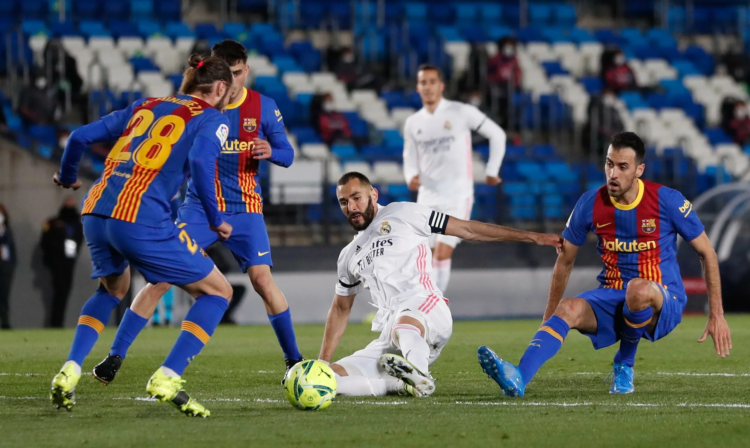 Футбол la liga. Барса лч 2011. Реал мадрид барселона суперкубок испании. Реал мадрид барселона 2011 лига чемпионов. Эль классико 2023.