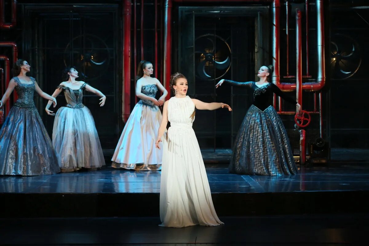 Ксения вязникова геликон опера. Геликон опера магдалена опера. Геликон опера хор. Геликон опера оркестр ударные. Опера мазепа чайковский.