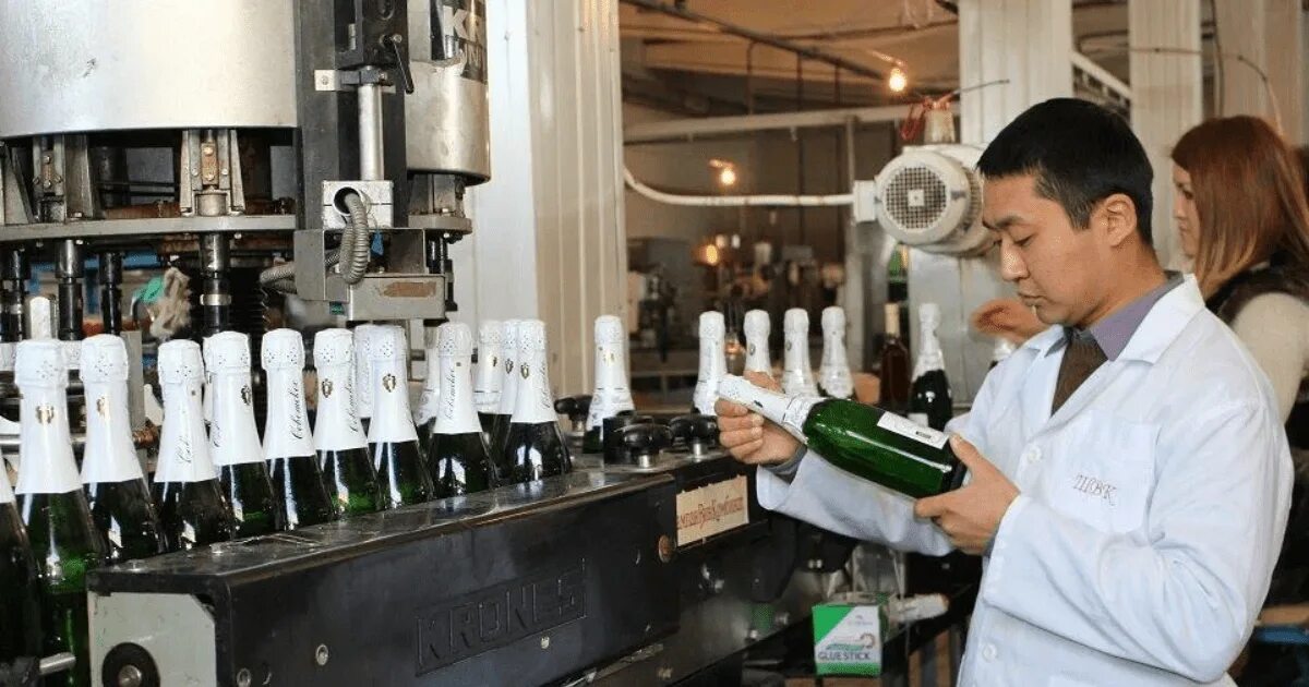 Изготовление шампанского. Киргизия Шампанвинкомбинат. Производство напитков. Вино Кыргызстан. Киргизское вино.