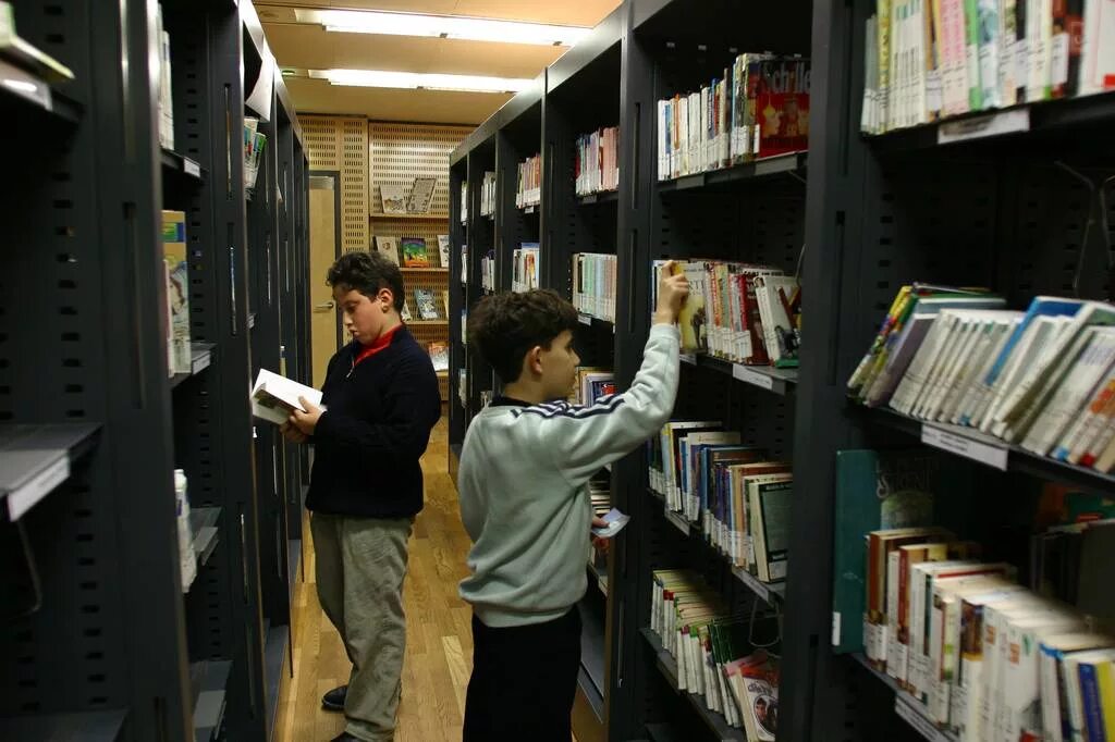 Young library. Люди в библиотеке. Современная библиотекарша.