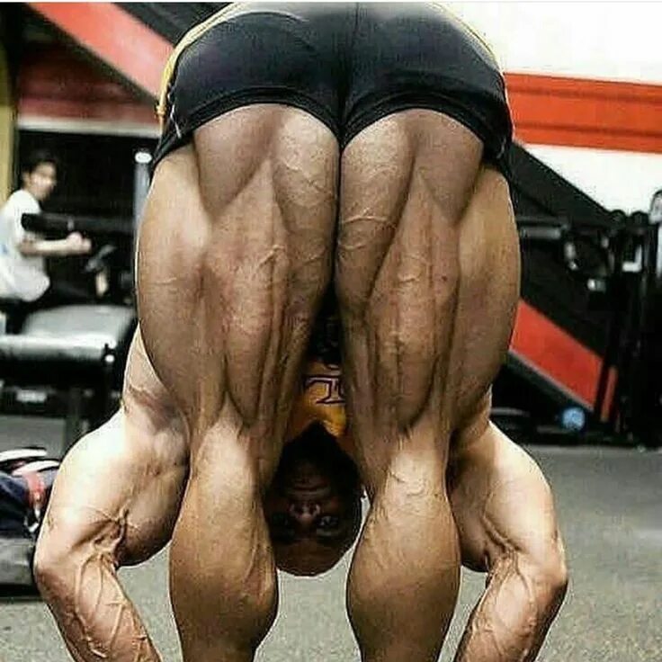 накаченные ноги у парней. парень с большими ляжками. накаченные ноги. парень с большими ляжками.