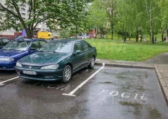 Сообщить о машине во дворе. Машина во дворе. разметка парковки во дворе. стонка для авто во дворе. парковка машин во дворе.