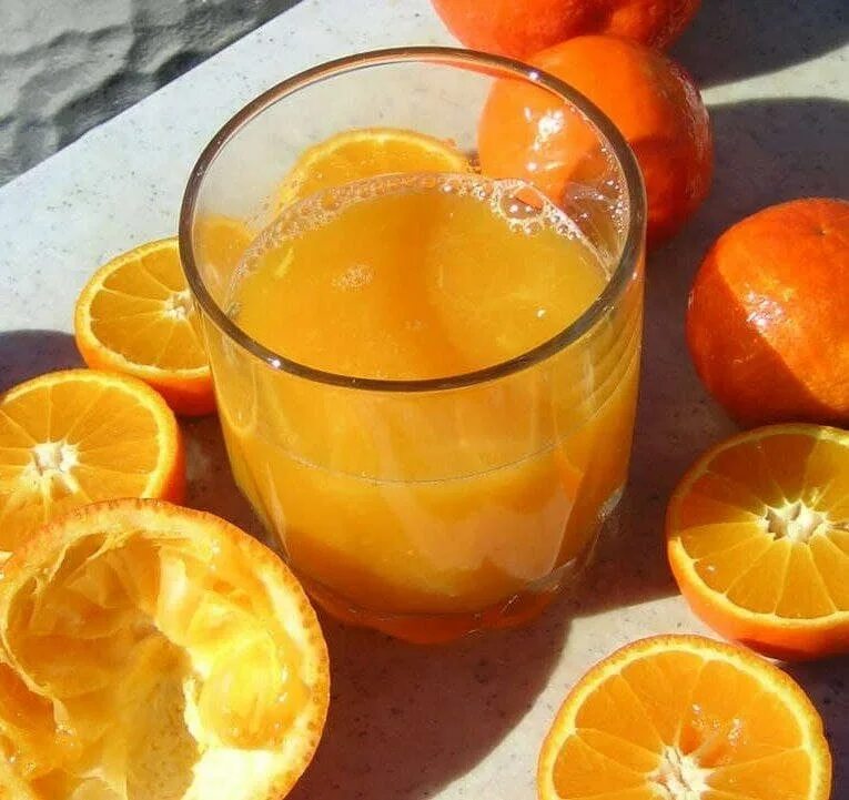 Можно ли пить апельсин. Сок из апельсина. Свежевыжатый апельсиновый сок. Апельсиновый сок Эстетика. Стакан апельсинового сока.