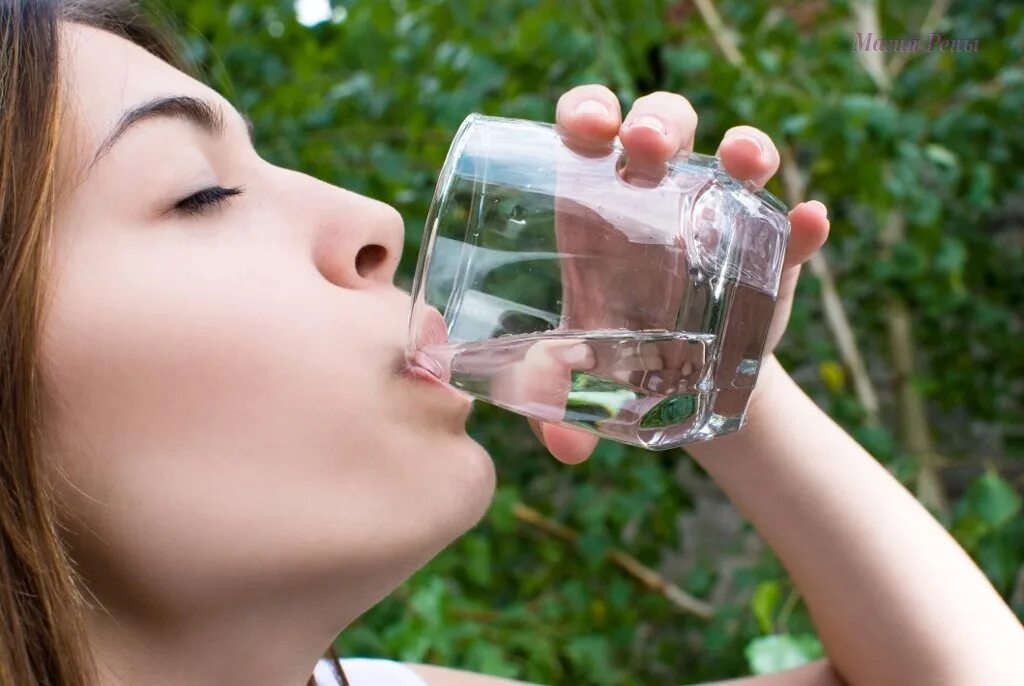 Много стаканов воды. Пить воду. Питье воды. Девушка пьет воду. Девушка со стаканом воды.