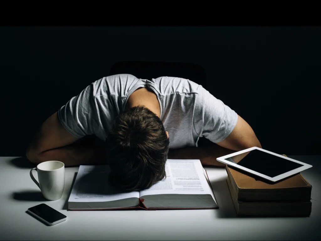 Умный человек сон. Умный человек сон. Усталость. Уставший программист. Сон спортсмена.