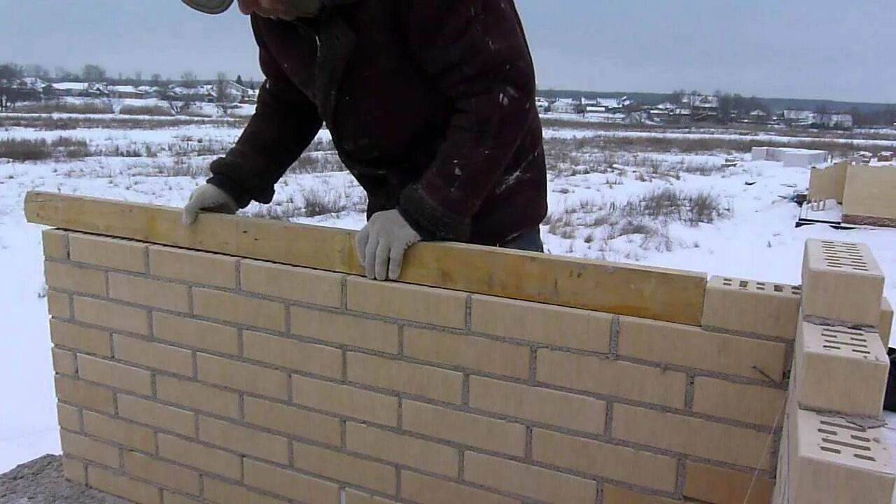 Выполняем кирпичную кладку