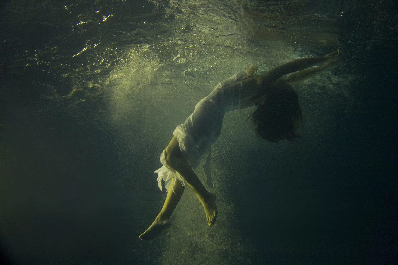 прыжок в океан. красивые девушки под водой. катерина бодрунова фотограф. человек тонет в воде. падающий человек.