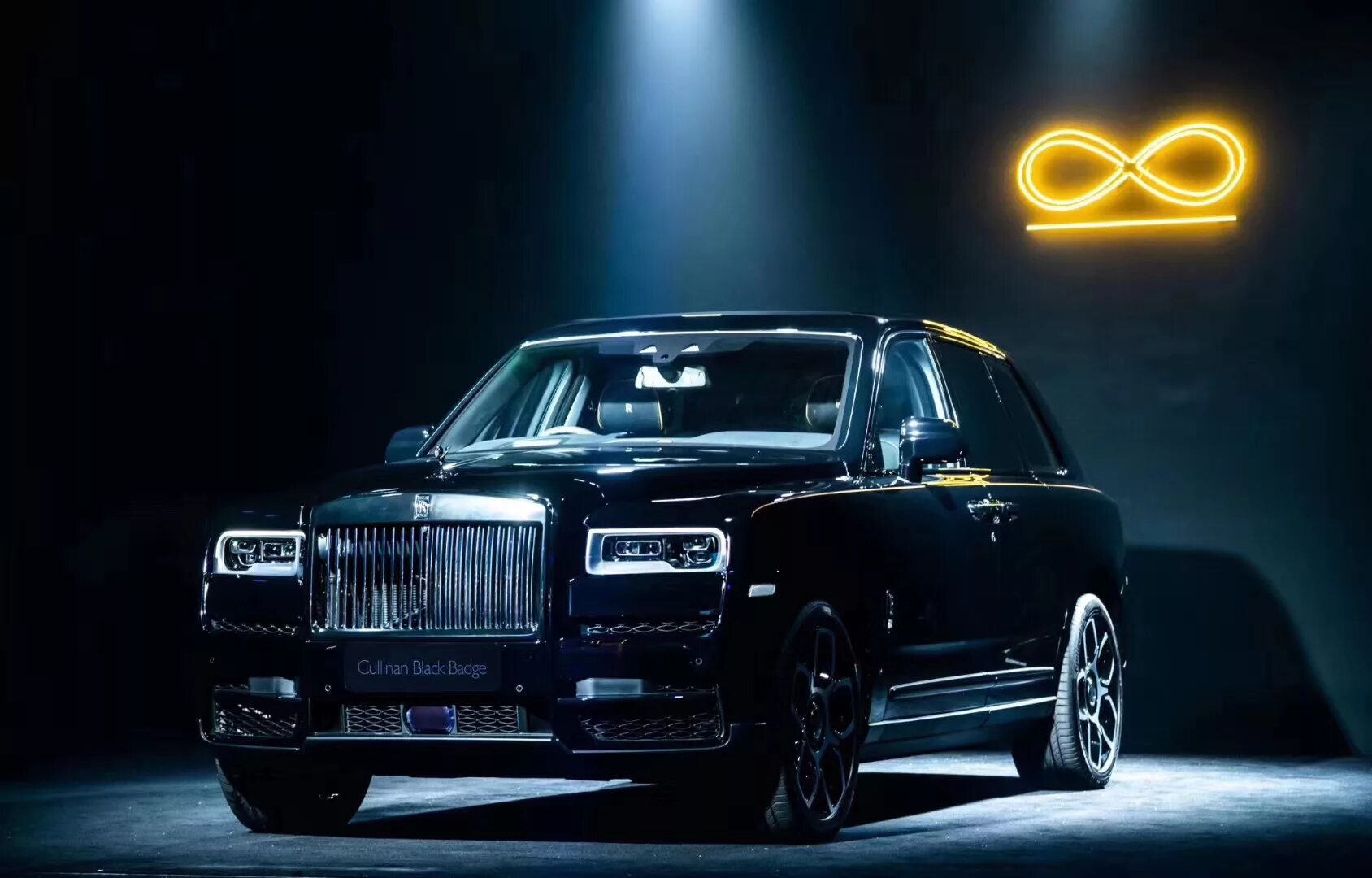 Ты дороже чем роллс ройс текст песни. Rolls Royce Cullinan Black badge. Роллс Ройс Калинин. Rolls Royce Cullinan Black. Роллс Ройс Калинина.