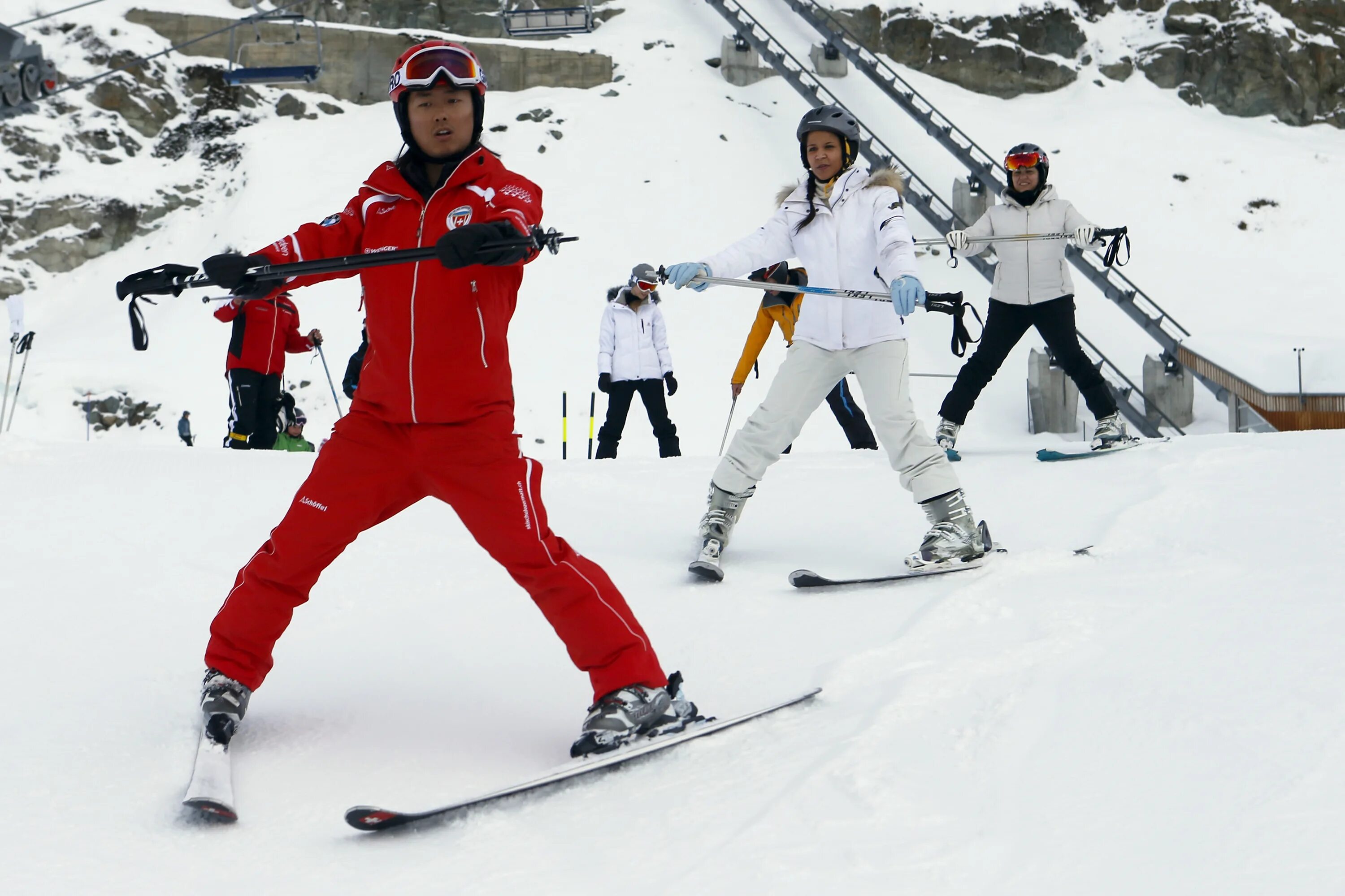 Лыжник в начале. Инструктор горные лыжи. Катание на лыжах. Катание на горных лыжах. Инструктор по горным лыжам.