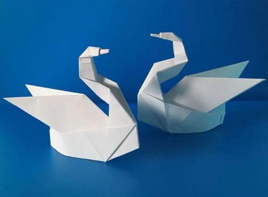 Лебедь из бумаги инструкция. Оригами. Бумажный лебедь. Оригами лебедь. Оригами птичка лебедь.