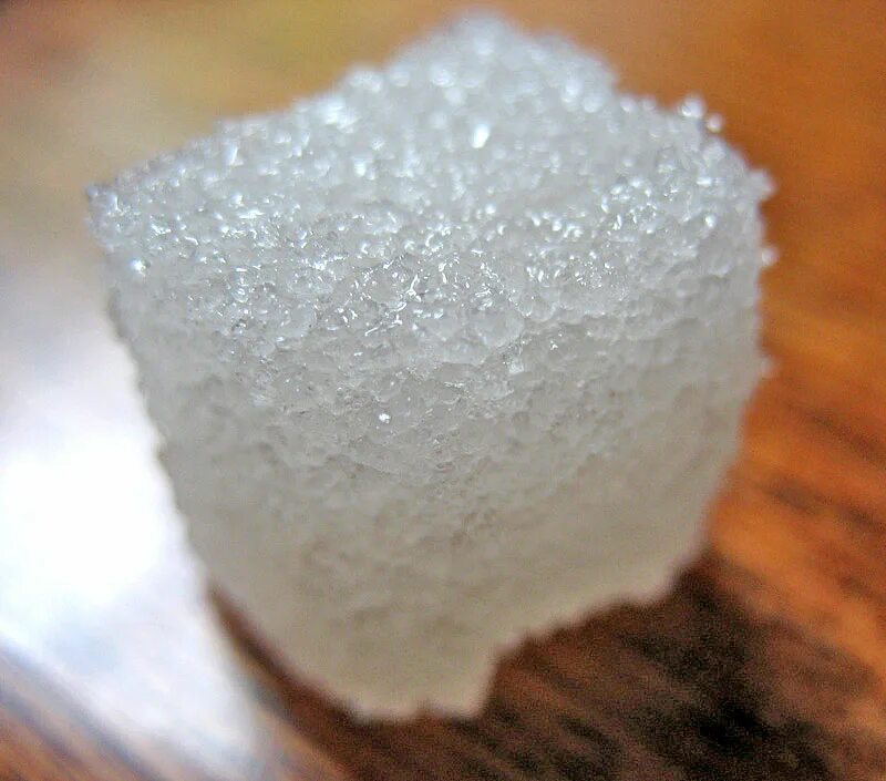 сахар тает. сахар тает. тающий сахар. растаявший сахар. чайный сахар.