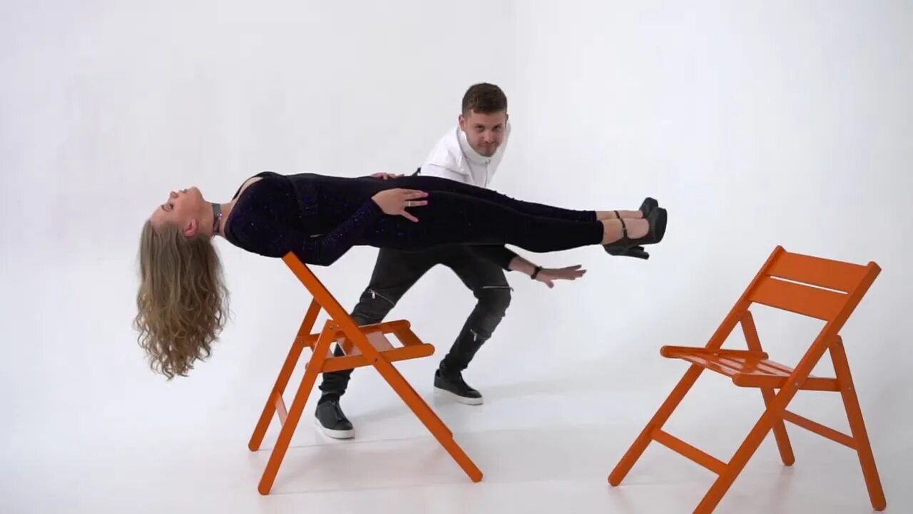 Фокус цирк. Иллюзионный трюк левитация девушки. Левитация уличные артисты. Фокус летающий. Фокус летающий.