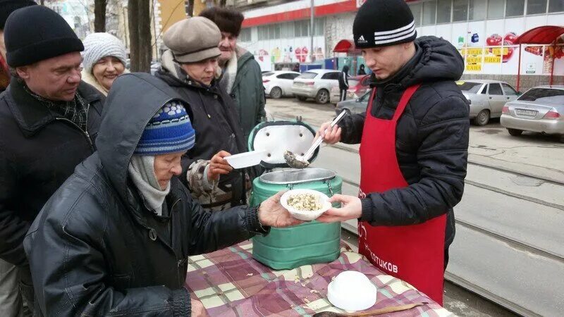 Еда для бездомных. Обеды для бездомных. Горячие обеды для малоимущих. Социальные обеды для бездомных. Питание бездомных.