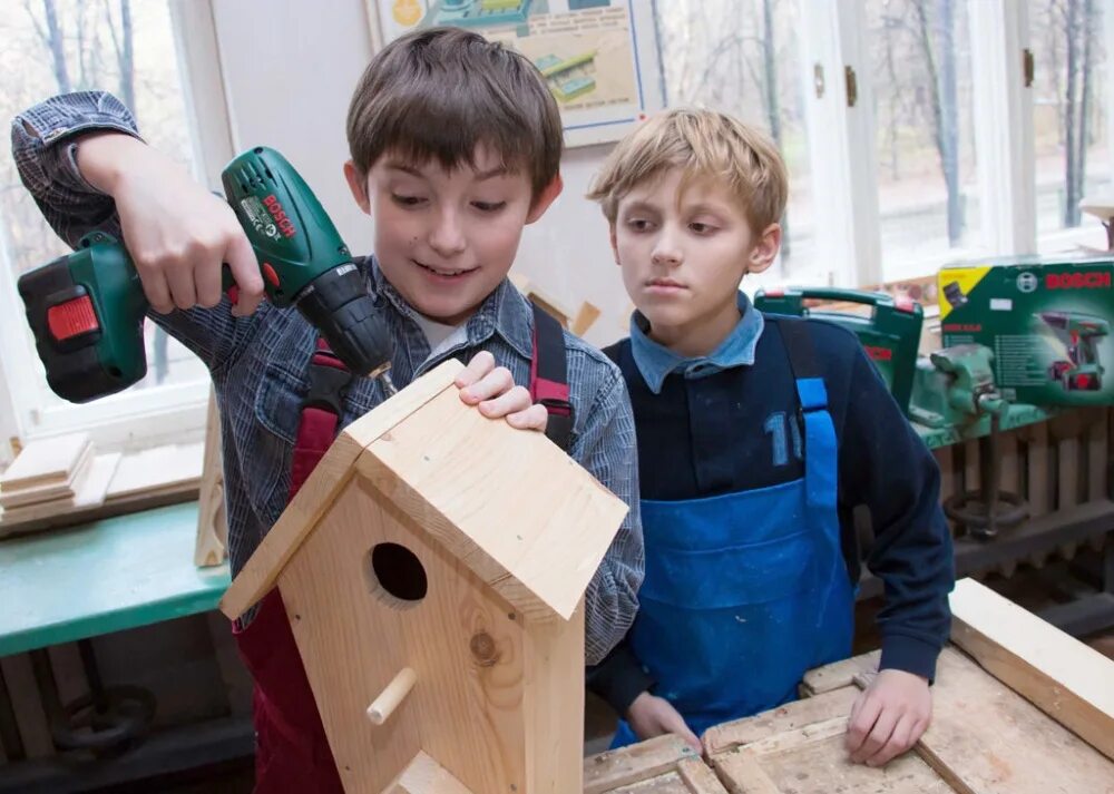 Чинит велосипед. Что мальчикам можно делать в ноябре. Уличный мальчик. Остин колтон паркер младенец. Стрижка на мальчика осень.