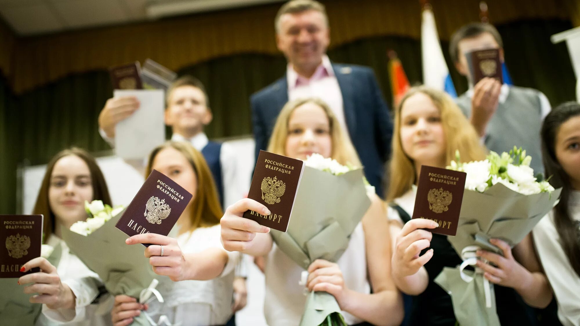 виза картинка. паспортами многих людей. паспортами многих людей. паспорта разных стран. иностранные граждане.