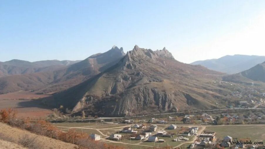 Гора таракташ судак. Пригород судак. Добровская судак дачное. Эковиль судак. Село миндальное судак жилье.