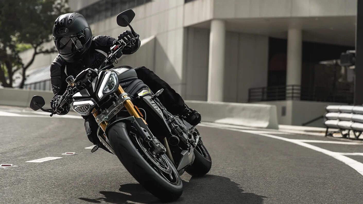 Speed triple 1200 rs. Triumph speed triple 1200. triumph street triple 1200 rs. speed triple rs 2025.