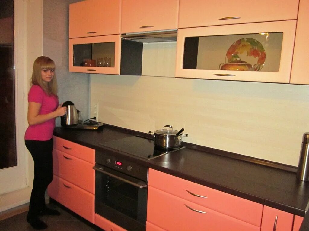 Кухонный гарнитур бежевый глянец. Кухня венге с серой столешницей. Кухни реальных людей. Кухонный гарнитур бежевый. Кухня настоящая.