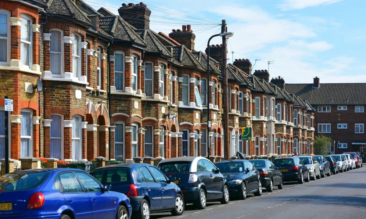 Housing in uk. Ньюхэм Лондон. Terraced Houses в Англии. Таунхаус Лондон. Terrace House.