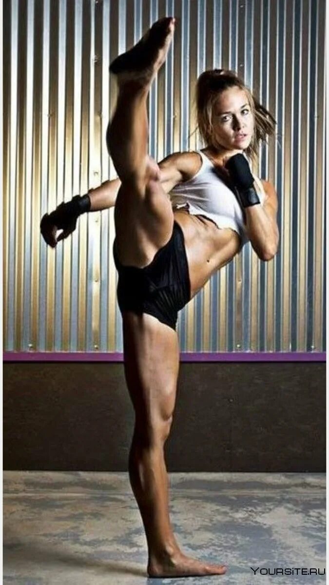 девушки занимающиеся боевыми искусствами. спарринг с девушкой. каратистка сандра санчес. кикбоксинг девушки. девушки бойцы муай тай.