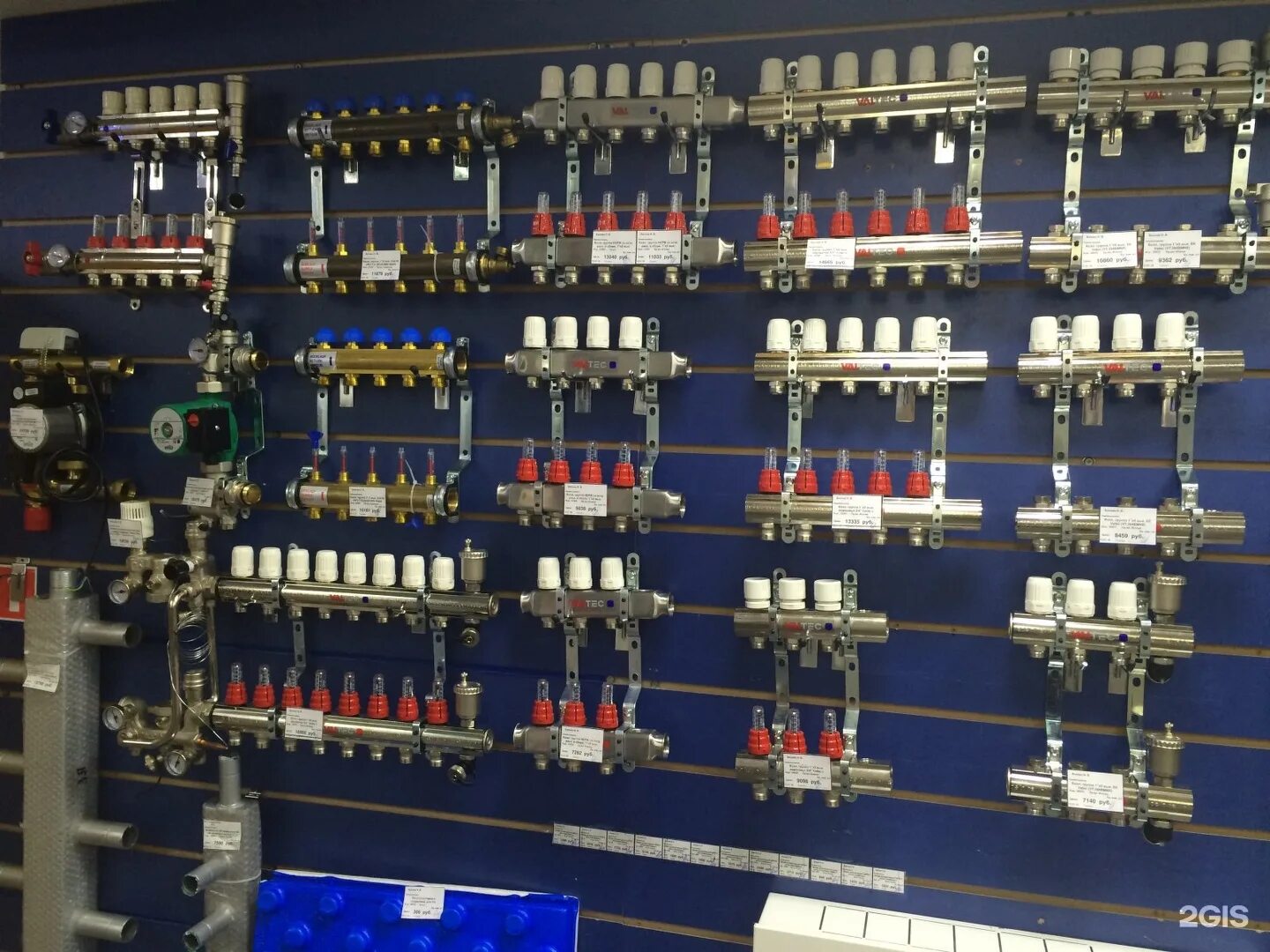 сантехнический магазин. сантехника магазин. магазин инженерной сантехники. витрина магазина сантехники. выкладка инженерной сантехники.