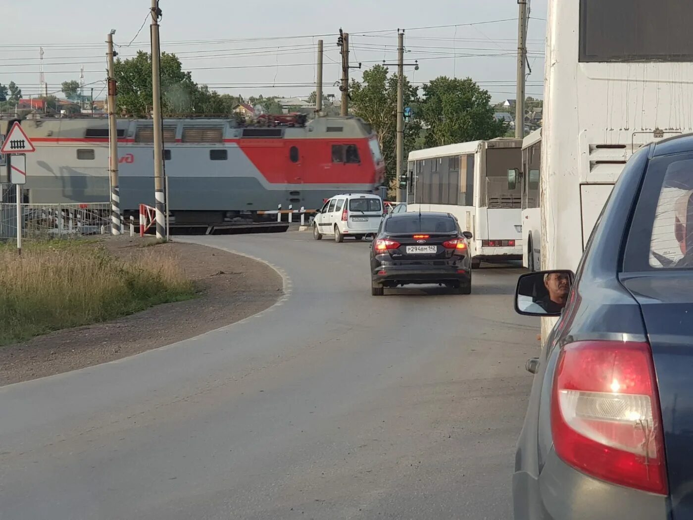Обгон за переездом. Разворот на жд переезде. Обгон пдд. Разворот запрещен на железнодорожном переезде. Обгон перед жд переездом.