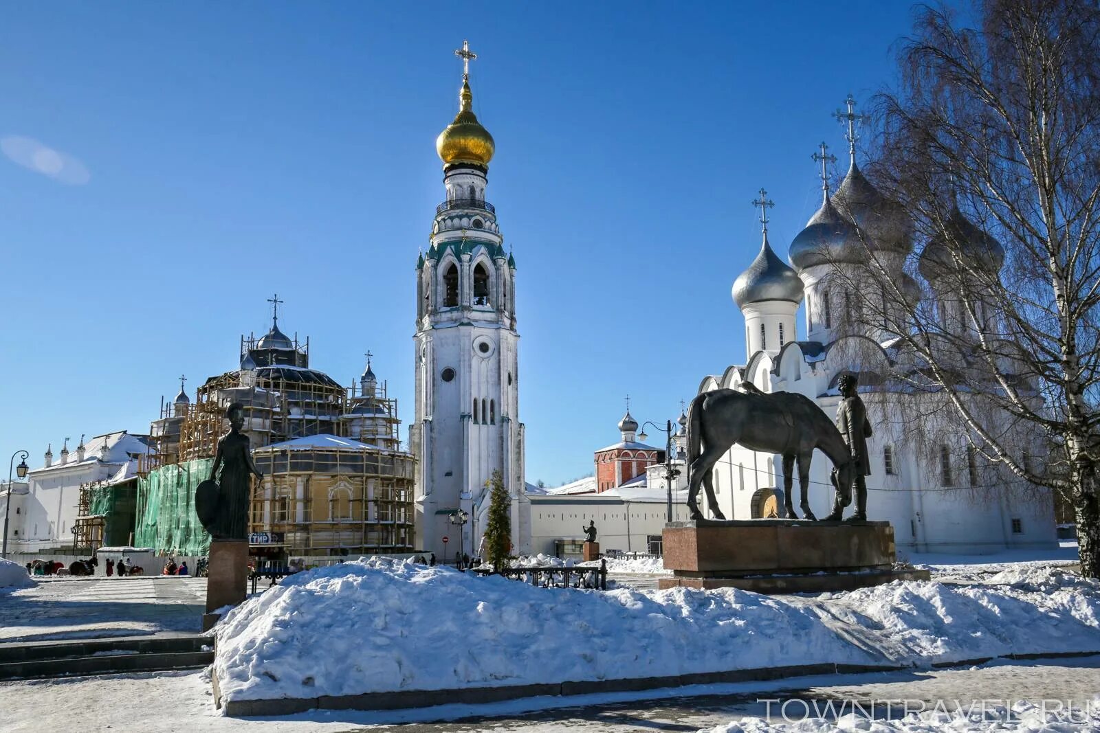 Вологда окрестности. Вологодский Кремль Вологда. Достопримечательности Вологды Вологодский Кремль. Колокольня на кремлёвской площади Вологда.