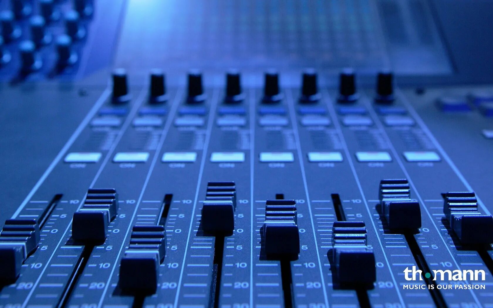 Диджей. Аппаратура для диджея. Микшерный пульт звукорежиссера. Agraba артист диджей. Tiesto диджей.