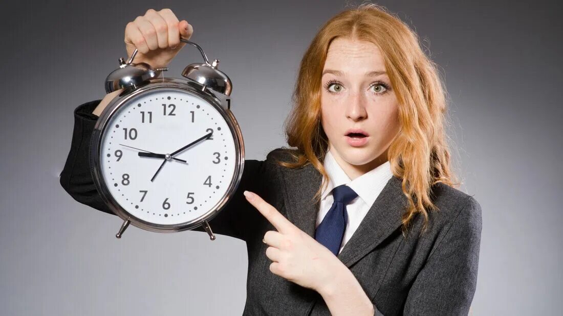 She be late for work because. Женщина с часами. Часы опоздание. Женщина опаздывает. Деловая дама с часами.