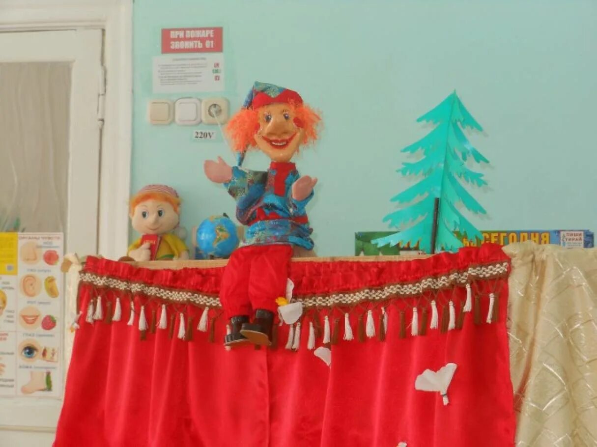 Кукла петрушка для театра в детском саду. Панч и джуди куклы. Петрушка иностранец конашевич. Кукольный театр петрушка. Скоморохи на масленицу.