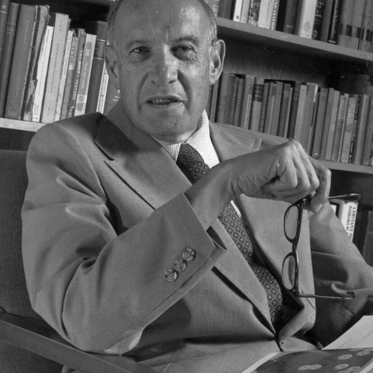 Питер фердинанд друкер менеджмент. Питер друкер экономист. Друкер менеджмент. Вызовы xxi века питер фердинанд друкер. Друкер.