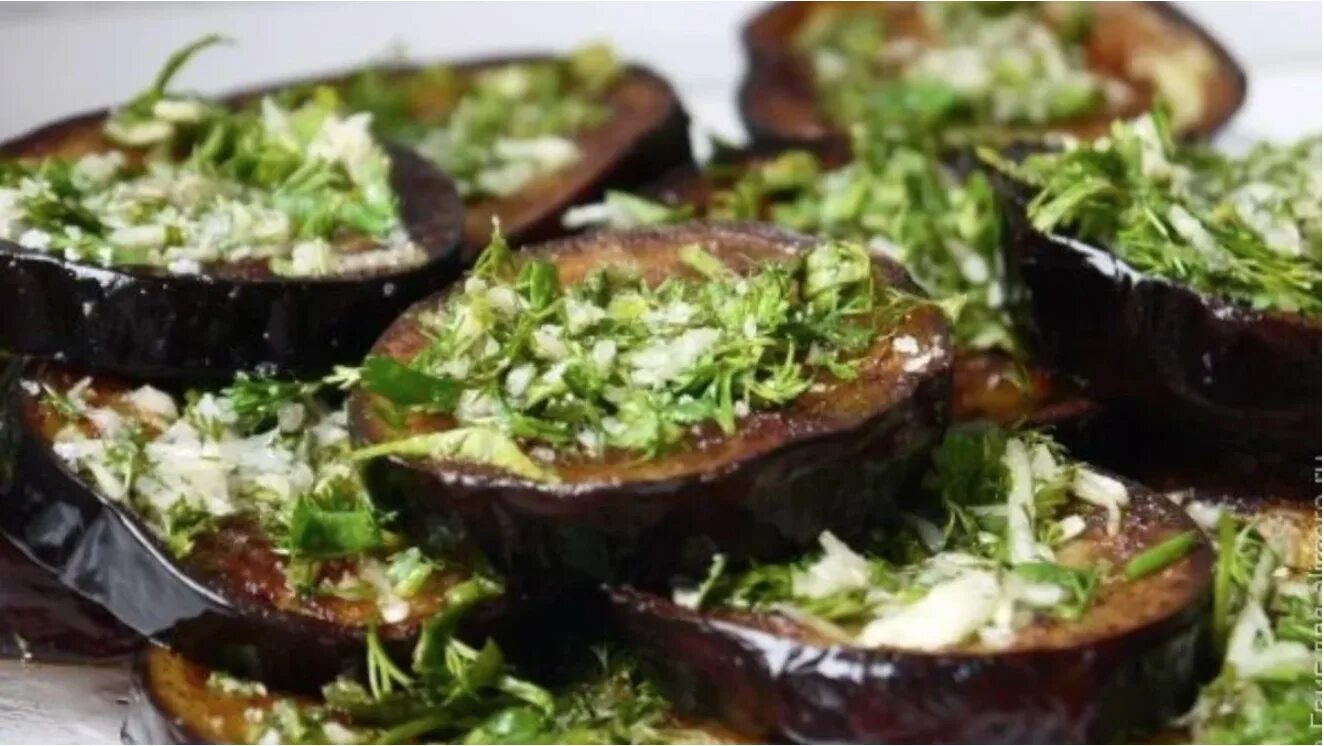 Баклажаны на сковороде рецепты быстро и вкусно. Жареные баклажаны высоцкая. жареные баклажаны с чесноком. закуска из баклажан с чесноком и зеленью. закуска из запеченных баклажанов.