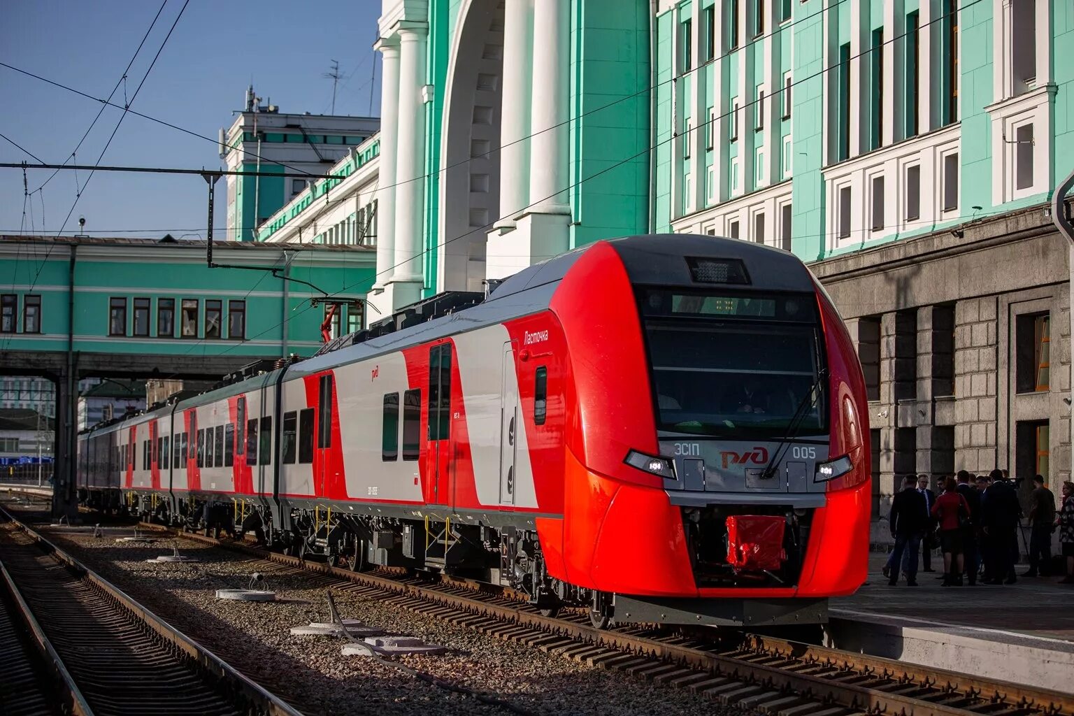 Поезд ласточка в движении. Поезд Ласточка Новосибирск. Электропоезд Ласточка эс1п. Электричка Ласточка Новосибирск. Современные электрички Новосибирск.