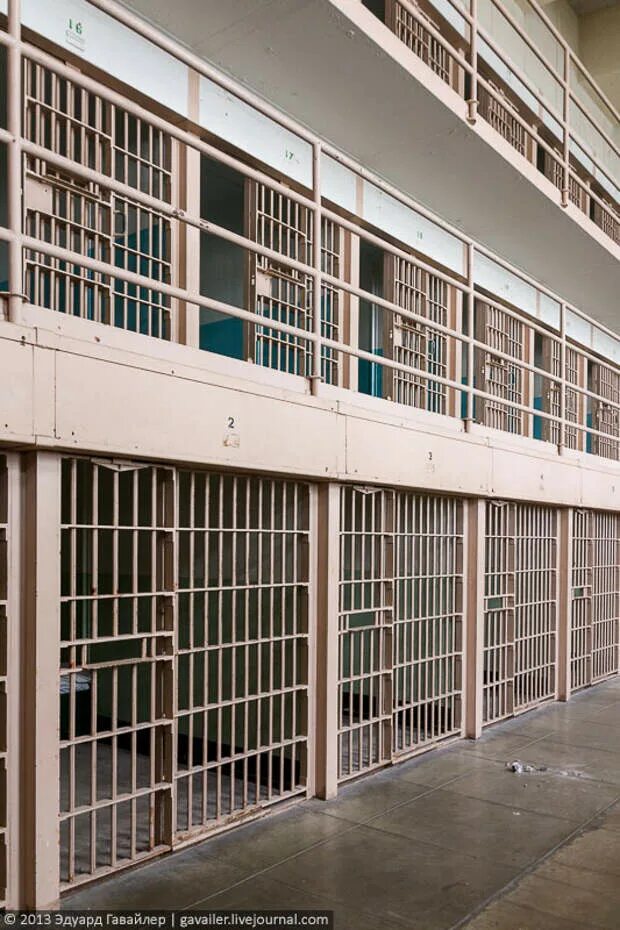 Famous prison. Музей алькатрас. Famous prison. Тюремная комната. Заброшенный коридор.