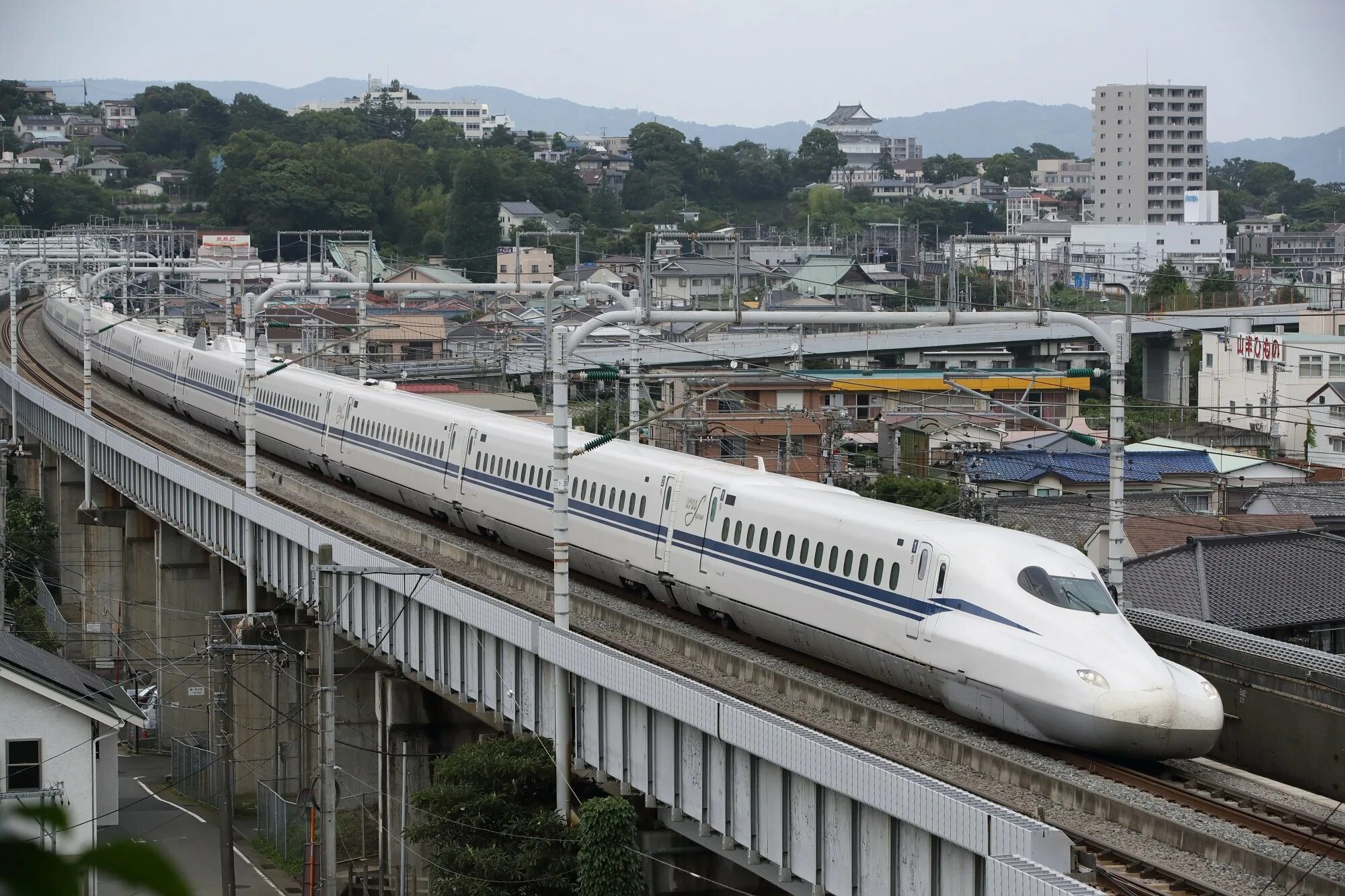 Железные дороги японии. Поезд Токио Синкансен. Поезд Синкансэн в Японии. Японский скоростной поезд Синкансэн. Японские железные дороги Синкансен.