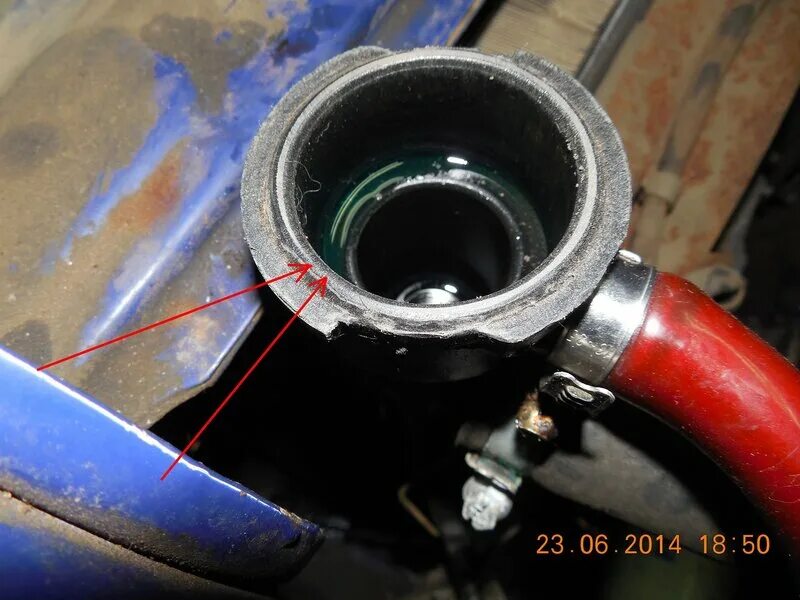 Тосол из под крышки радиатора. Тосол из под крышки радиатора. Из под крышки радиатора течет антифриз mitsubishi grandis. Пробка радиатора тосола. Горловина радиатора ваз 2106.