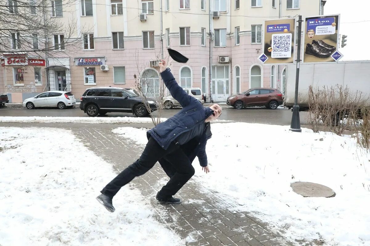 Гололед не назад. Гололед. поскользнулся на льду. человек падает на льду.