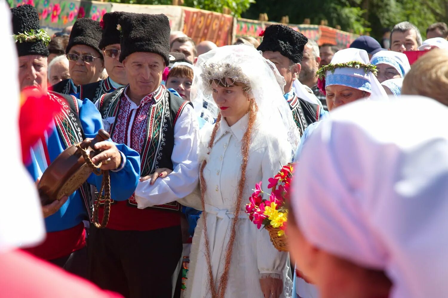 Гагаузы вероисповедание. Народы Молдавии Гагауз. Гагаузия фестиваль ковров. Село Гайдары Гагаузия.