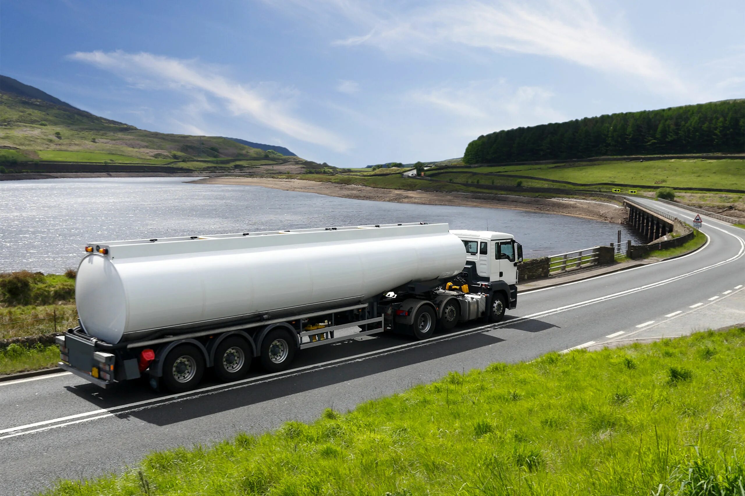 Топливозаправщик ат366062. Полуприцеп 30385 бензовоз. Гидравлика на бензовозе. Грузовик с цистерной. Маз ман цистерна.