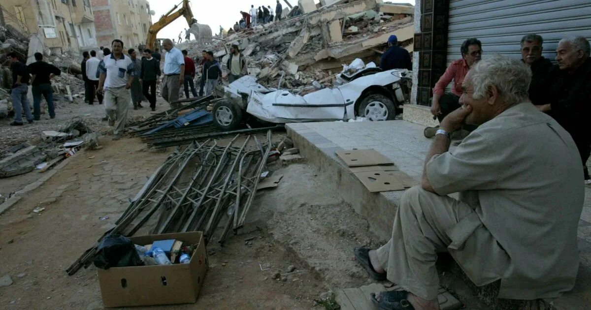 Землетрясение 6 апреля. Землетрясение в Алжире 2003. Алжир землетрясение сильное. Бумердес Алжир землетрясение.