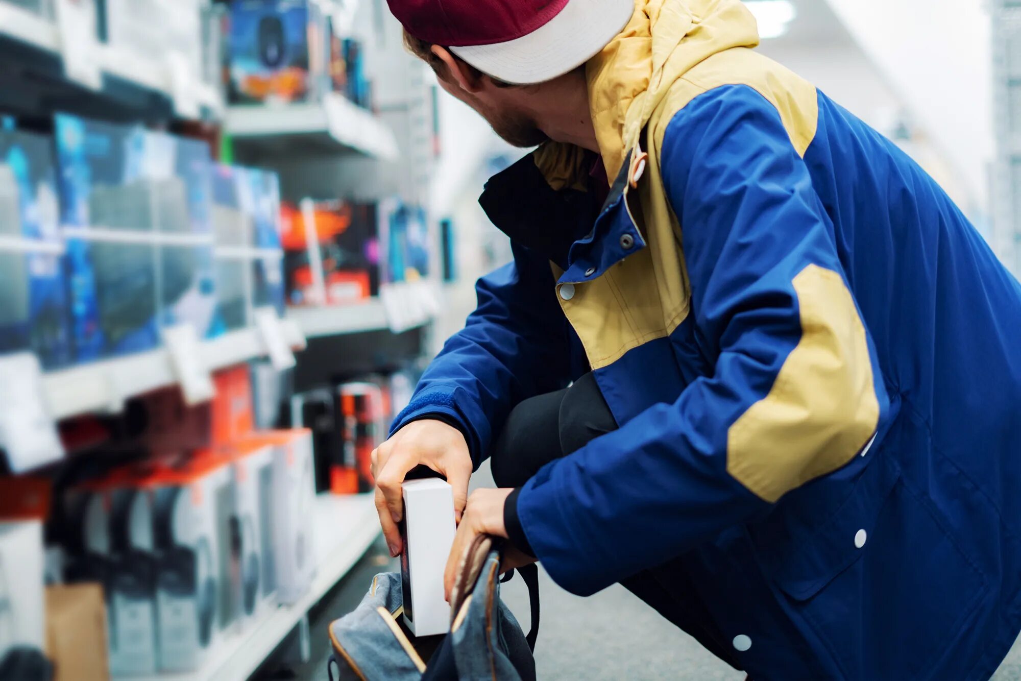 Goods way. Шоплифтинг. Кража в магазине. Клептомания фото. Shoplifting фото.