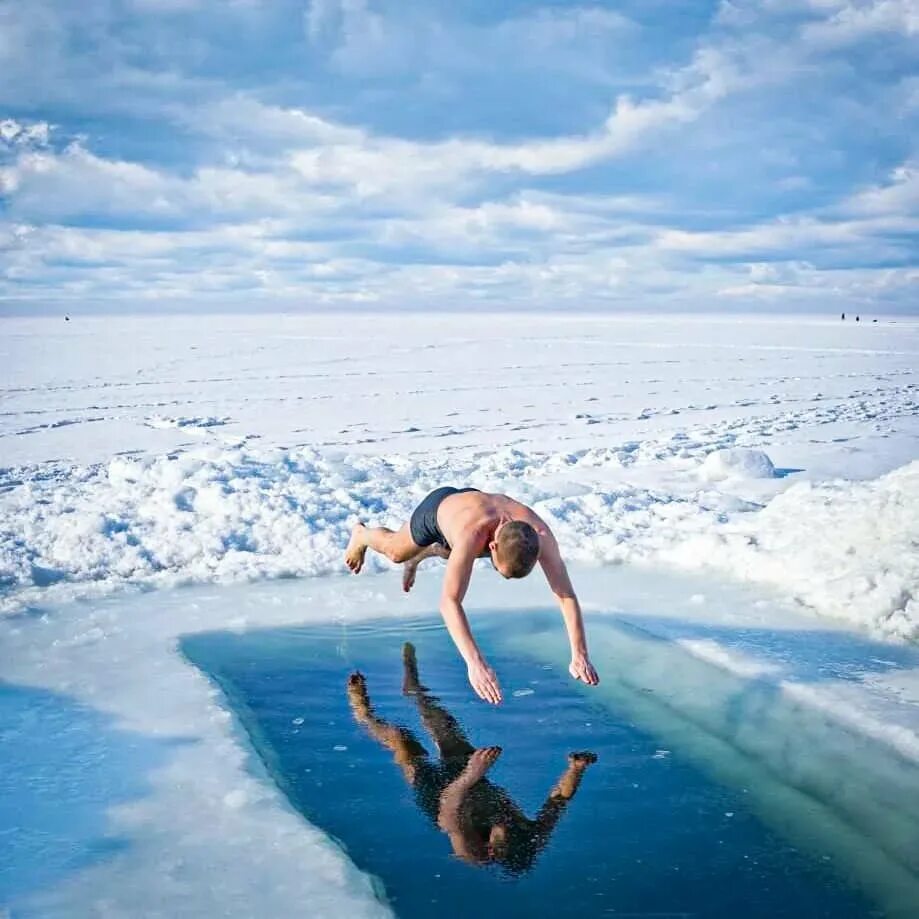 Люди купаются зимою. Прорубь. Прорубь зимой. Купание в ледяной воде. Ныряние в прорубь.