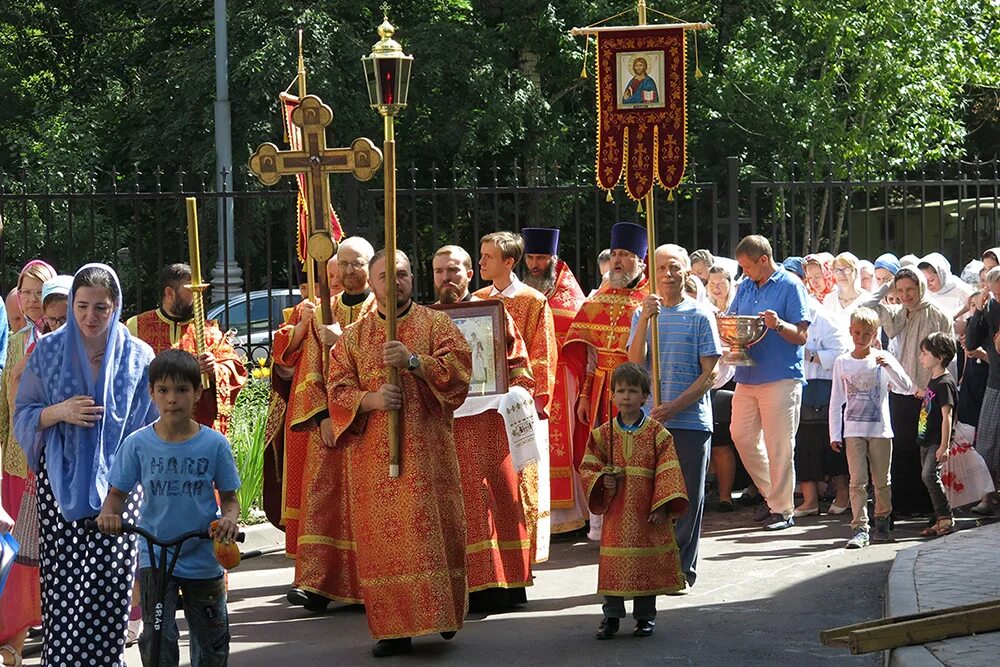 Расписание служб в храме рождества христова в заозерье. Храм царственных страстотерпцев в войковском районе. Храм страстотерпцев в ясенево. Храм ксении петербургской тверь расписание богослужений. Храм царственных страстотерпцев в ясенево 2021.