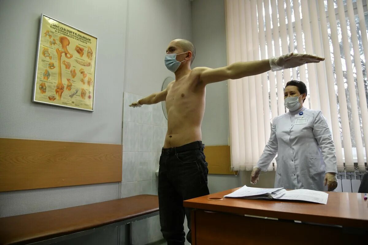 До какого длится призыв. Призывник. медосмотр на сборном пункте. призывники мобилизация. сборный пункт призывников.