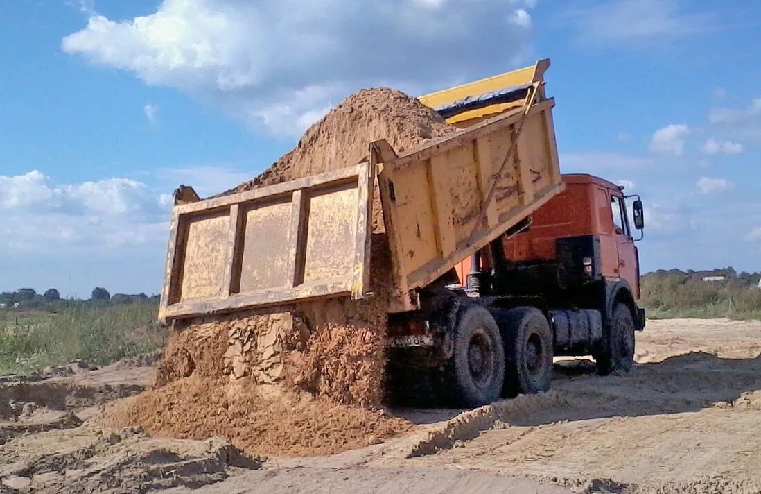 КАМАЗ 10 кубов песка. Строительный песок КАМАЗ-5410 песок. КАМАЗ самосвал песок щебень. ПГС КАМАЗ. На стройку доставили на 24 грузовиках песок
