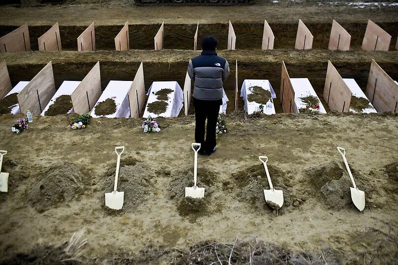 Свежее захоронение. Мужчина на могиле. Захоронение друг на друга. Захоронение друг на друга. Венок на кладбище.