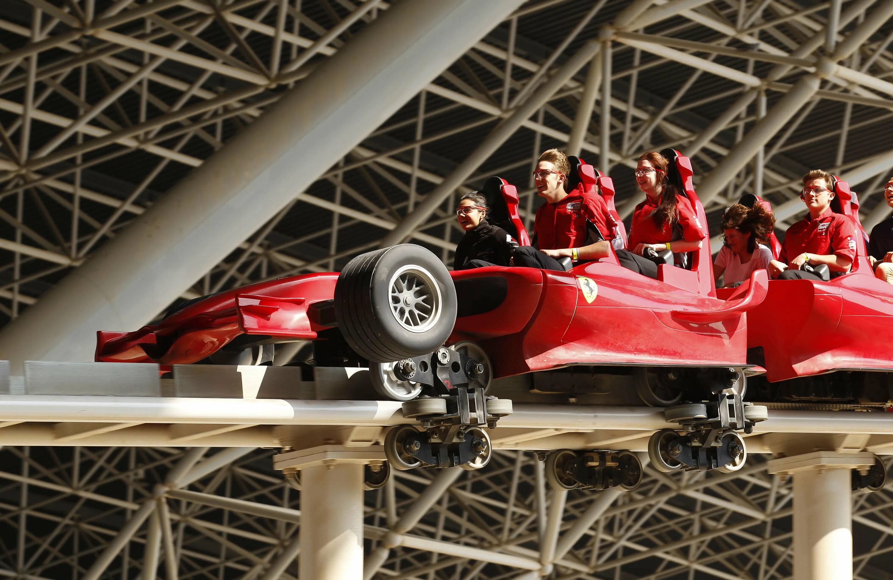 Ferrari World Абу-Даби. Феррари парк Дубай. Ferrari World Abu Dhabi аттракционы. Абу Даби Феррари парк внутри.