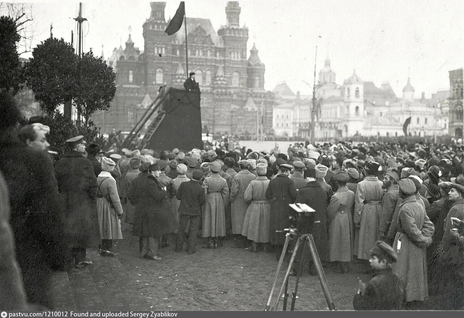 Ленин во время революции. Москва, 7 ноября 1918 года.. Ленин на красной площади 1918. В.И.Ленин на красной площади 7 ноября 1918г. Революция на красной площади 1917.