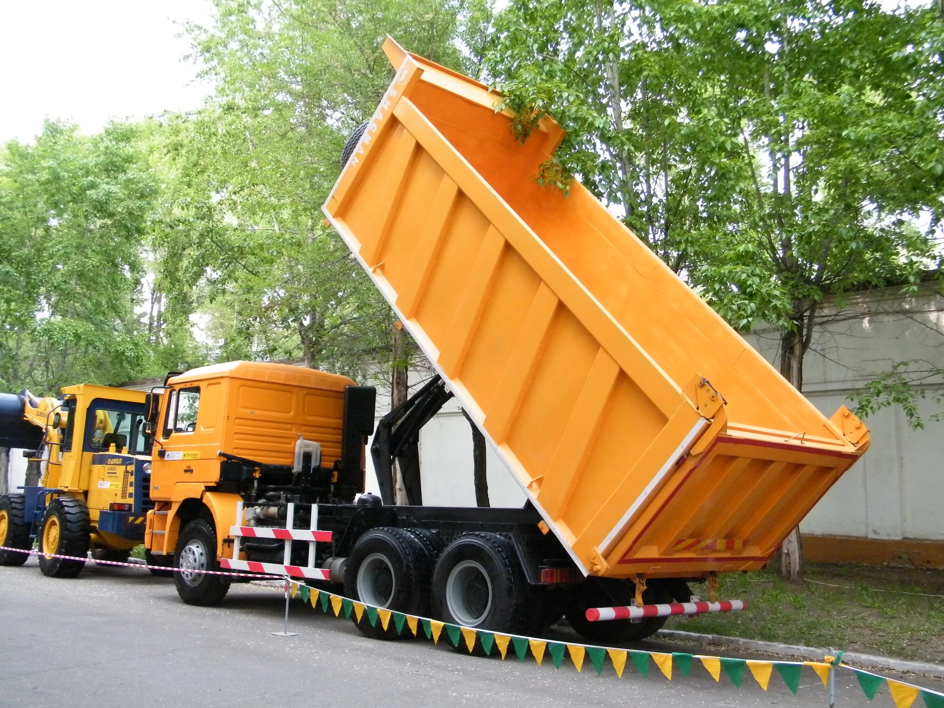 Камаз самосвал вывоз снега. Scania g440 самосвал 2014. Самосвал вывоз. Камаз самосвал 30 тонн. Scania 420 самосвал.